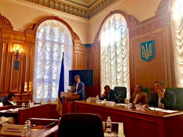 Українськими міністрами керує громадянин Росії?