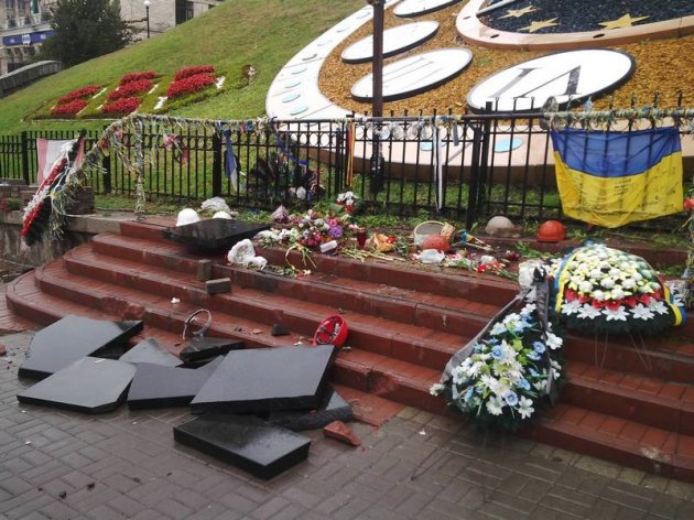 Суд отпустил вандала, который разбил памятник Небесной Сотне на Майдане