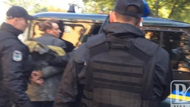 В Чернигове мужчина ударил топором прокурора