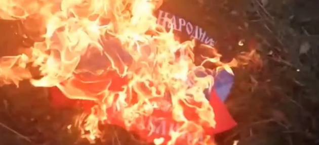 В «ЛНР» сожгли флаг боевиков