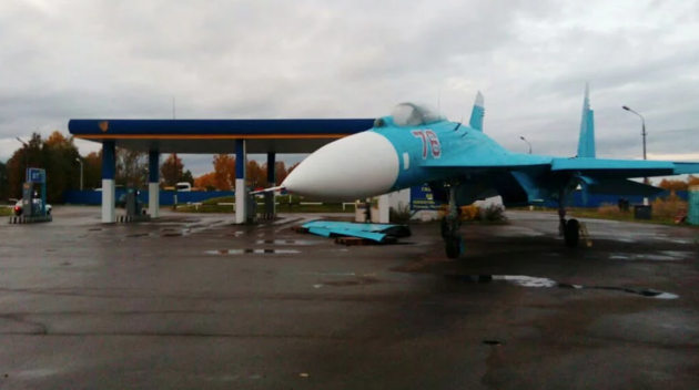 Заправиться прилетел? Истребитель Су-27 выбрал странное место для парковки