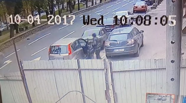 Ждал, пока откроют двери: в Киеве "обчистили" авто с водителем