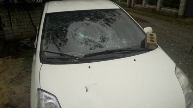 Под Киевом напали на журналиста и разбили стекло его машины кирпичом