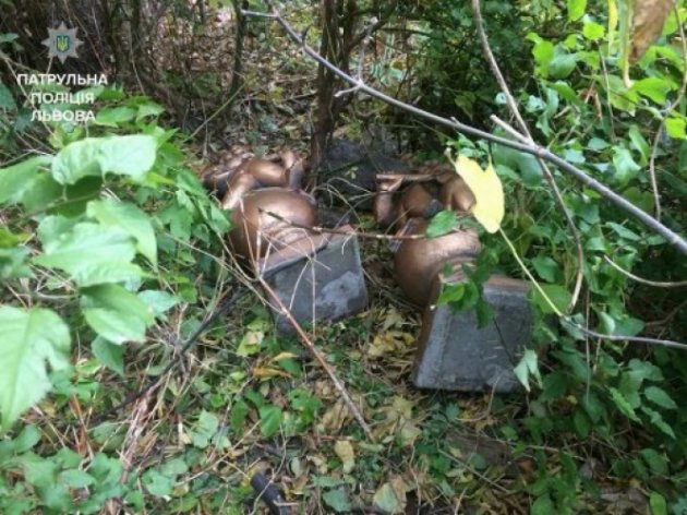 Во Львове грабители похитили скульптуры из-под магазина и выбросили в кусты