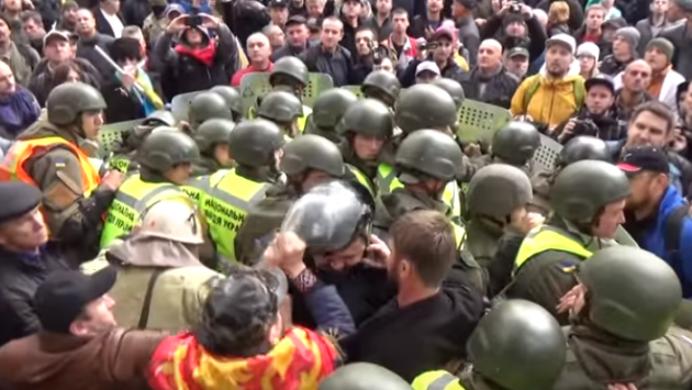 Протесты в центре Киева: в сети появилось видео избиения полицейского митингующими