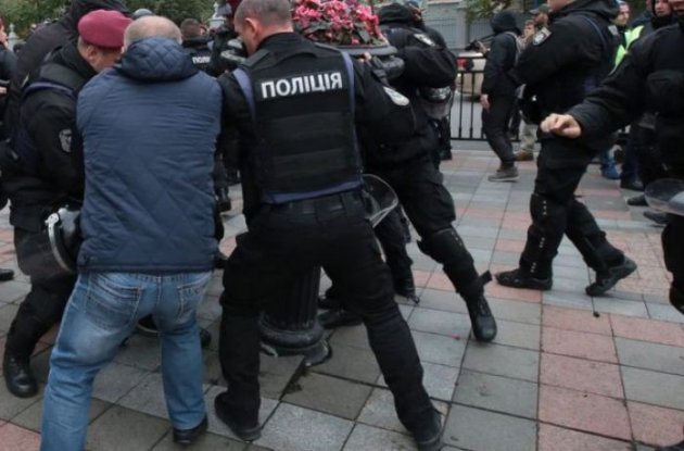 В центре Киева проводят массовые обыски и проверки документов