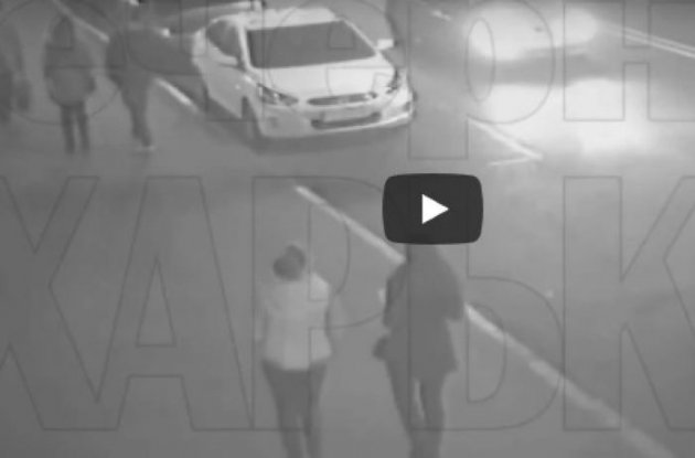Камера "поймала" момент ДТП в Харькове с нового ракурса: два человека чудом спаслись (видео 18+)