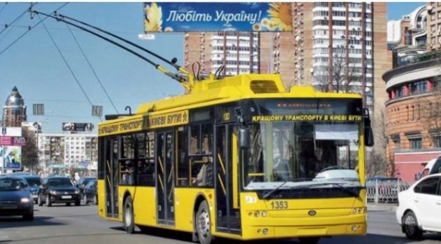 В Киеве атаковали троллейбус с пассажирами