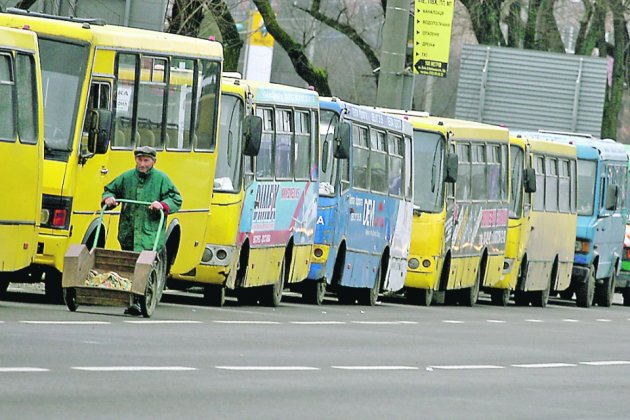 В Киеве водитель маршрутки после ДТП взял в заложники пассажиров
