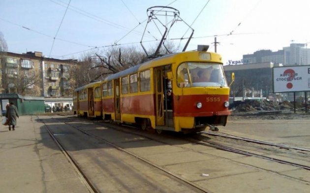 В Киеве трамвай слетел с рельс
