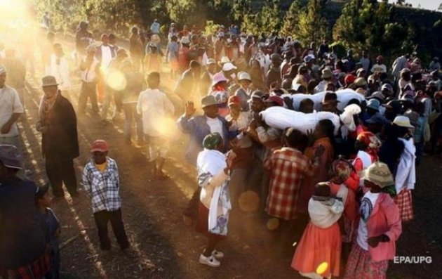 На Мадагаскаре запретили танцы с покойниками