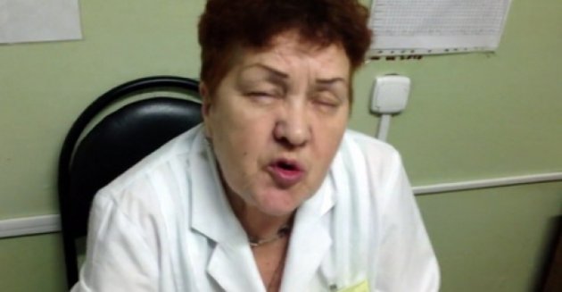 "Зачем снимать?" Видео с пьяной медсестрой в России поссорило сеть