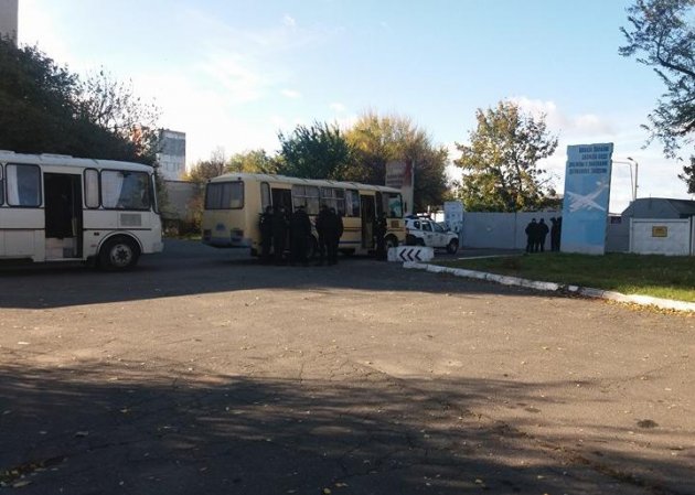 Ситуация накаляется: на военный аэродром в Одессе свезли силовиков