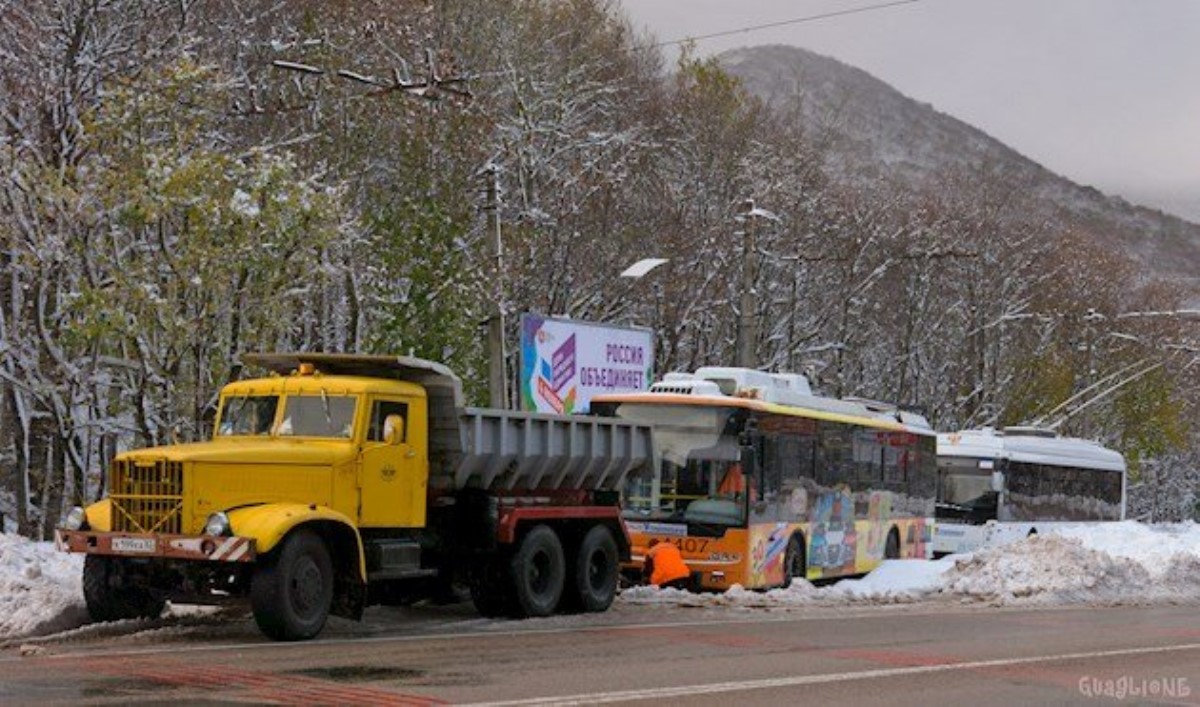 Люди застряли на трассе: часть Крыма завалило снегом