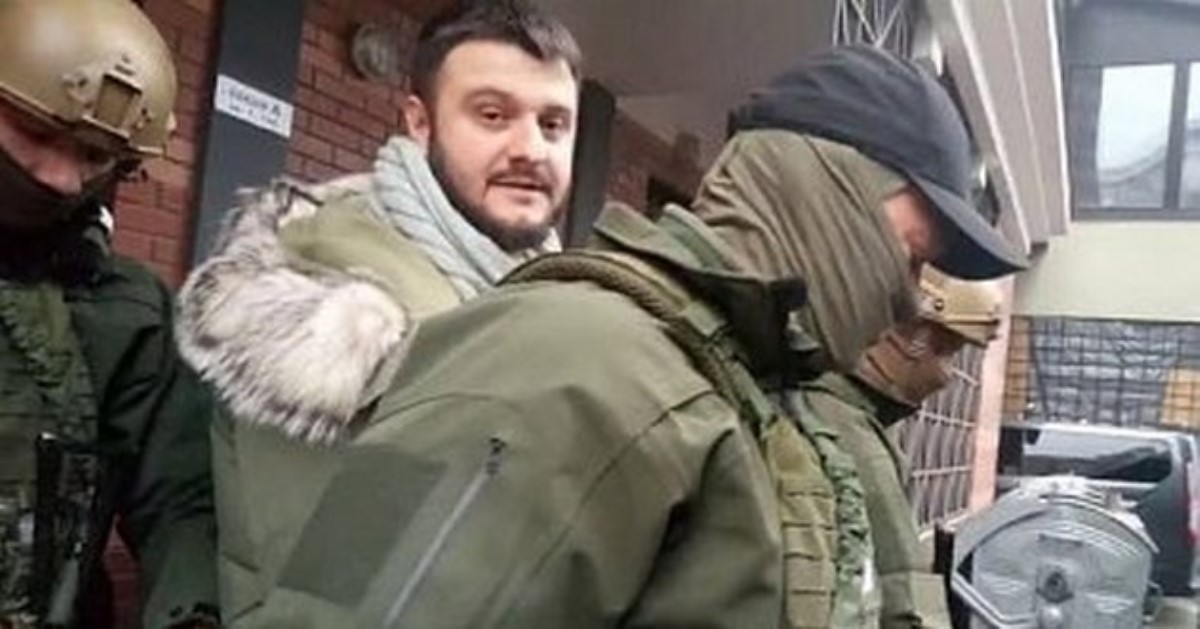 Вооружившись рюкзаком: на суд к сыну Авакова высадился десант из нардепов