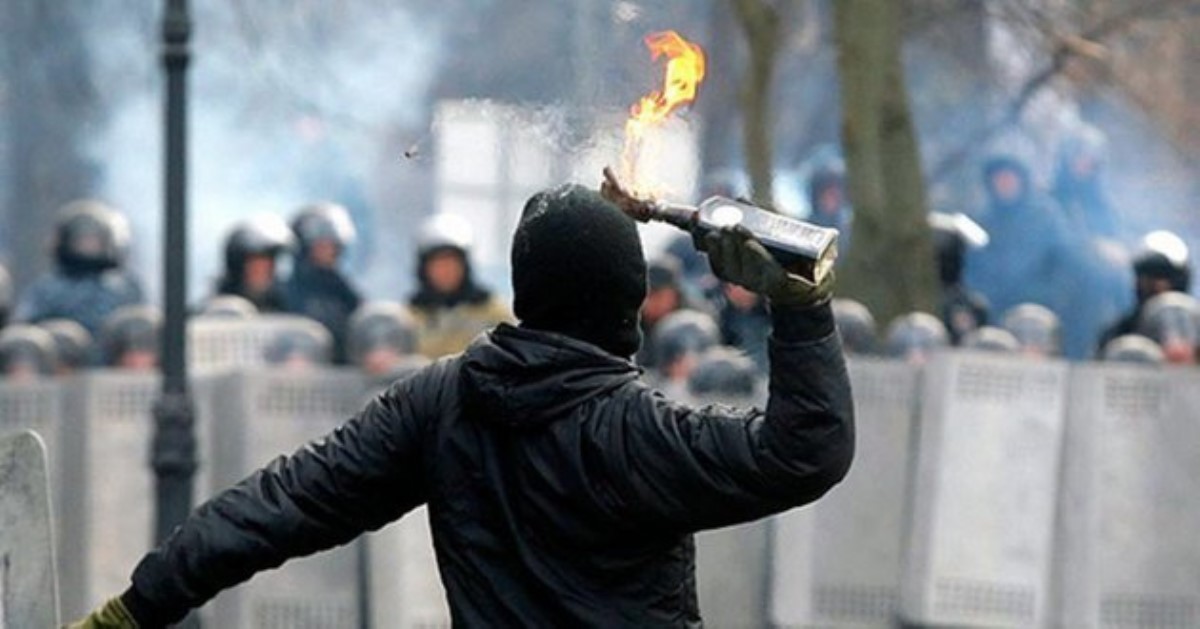 В Киеве взрываются коктейли Молотова, горят авто
