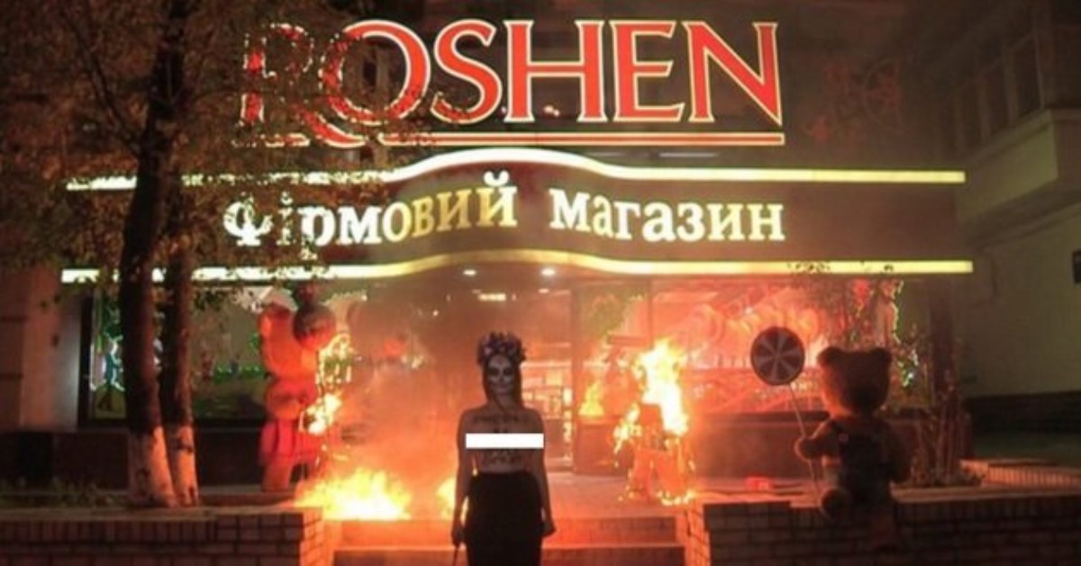 Активистка Femen устроила адскую акцию магазину Roshen