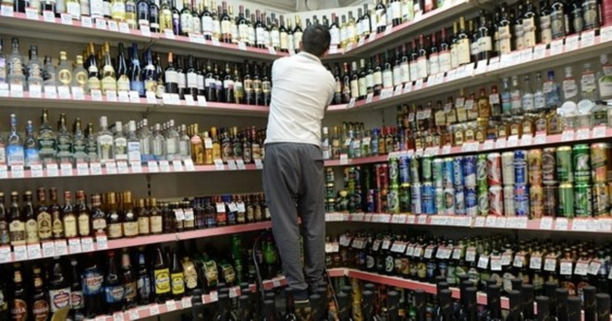Українці стали пити менше горілки, причина вражає