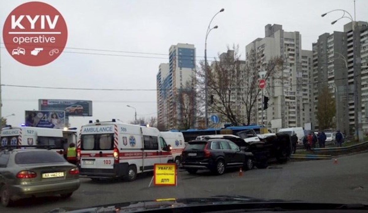 В Киеве джип протаранил микроавтобус