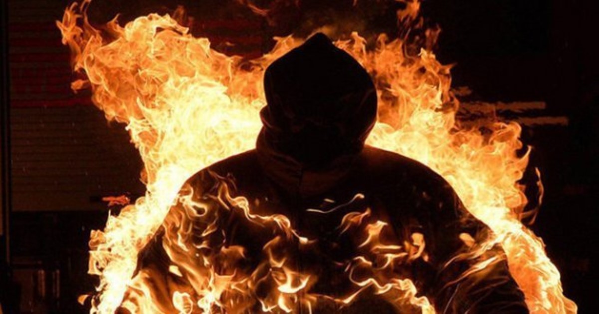 В центре Киева привселюдно подожгли известного политика