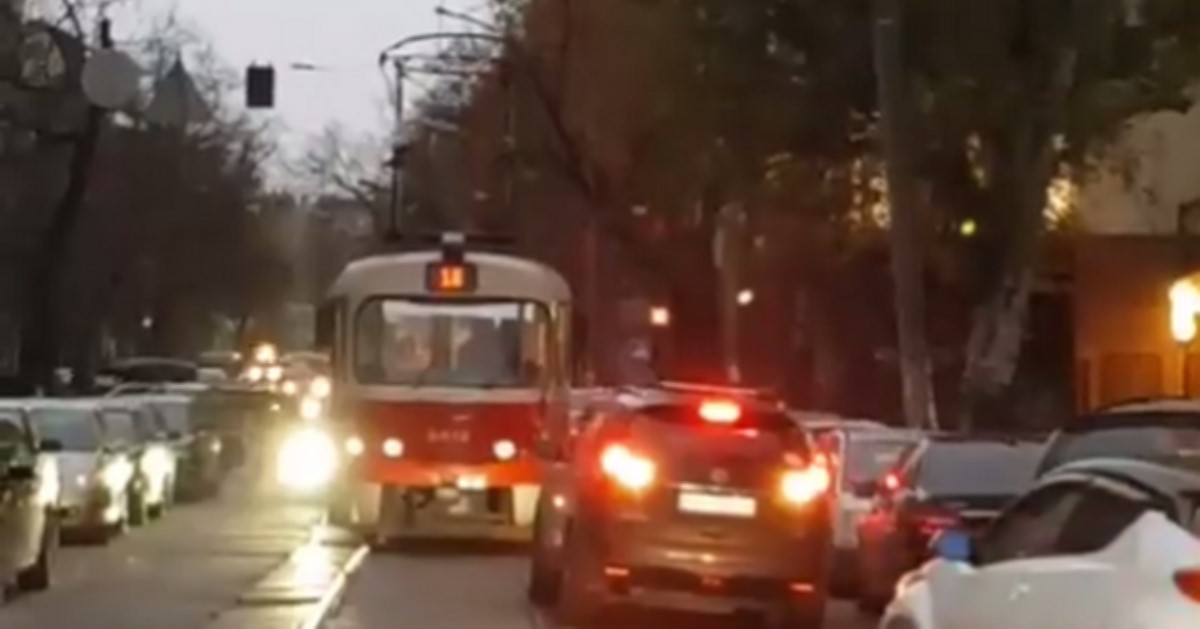 Хотят перепрыгнуть? Известный телеведущий ярко раскритиковал водителей в Киеве