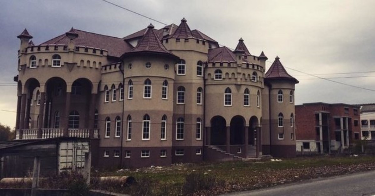 По 60 комнат: кадры из деревни с крупнейшими домами в Украине