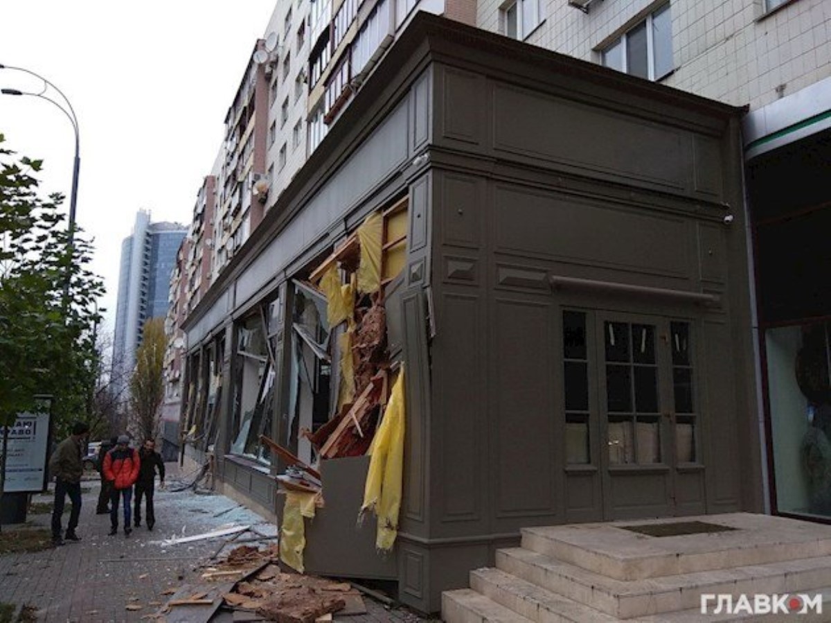 В центре Киева экскаватором разнесли магазин