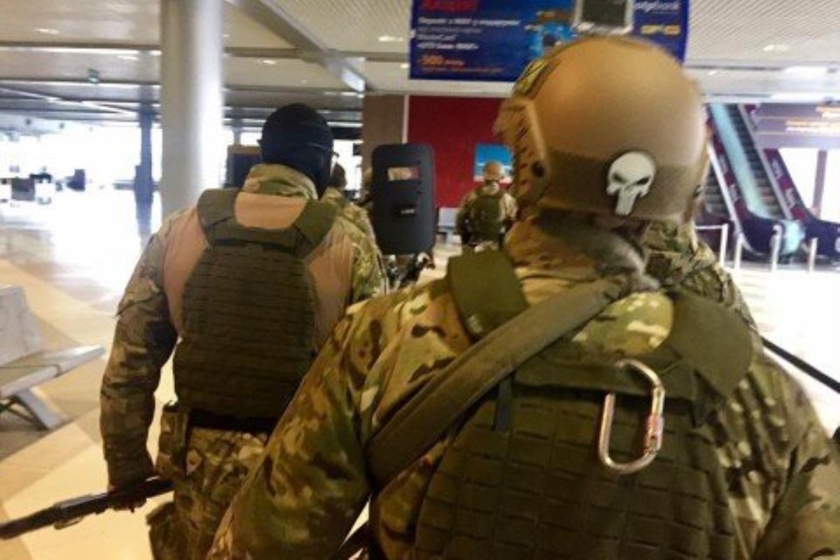 Полиция закрывает аэропорты по Украине