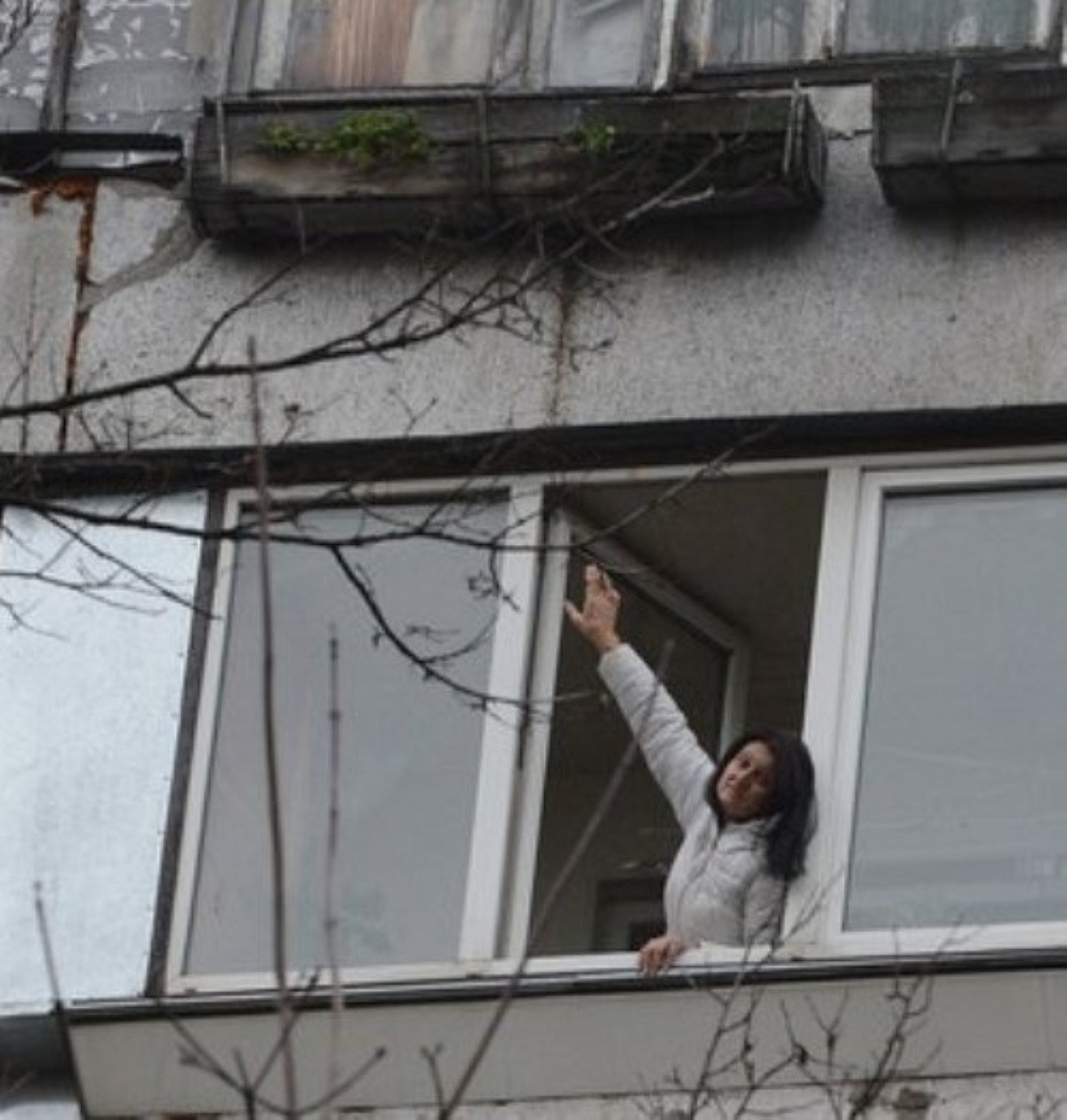 В Киеве женщина на лету поймала соседа, выпавшего с девятого этажа