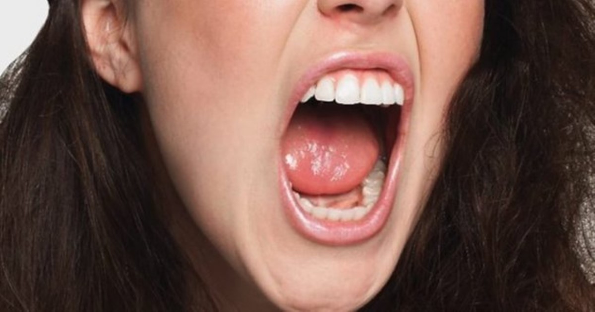 У женщины в носу вырос зуб