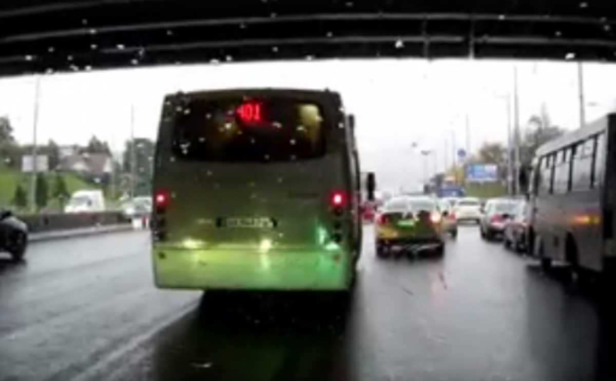 В Киеве водитель маршрутки высадил людей на трассе в третьем ряду