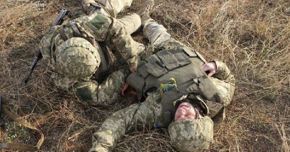 Раненого бойца АТО спасали на поле боя, отстреливаясь от врага