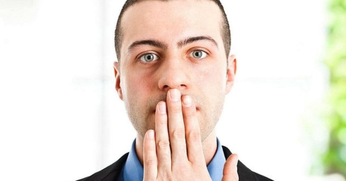 Шесть проверенных способов узнать, пахнет ли изо рта