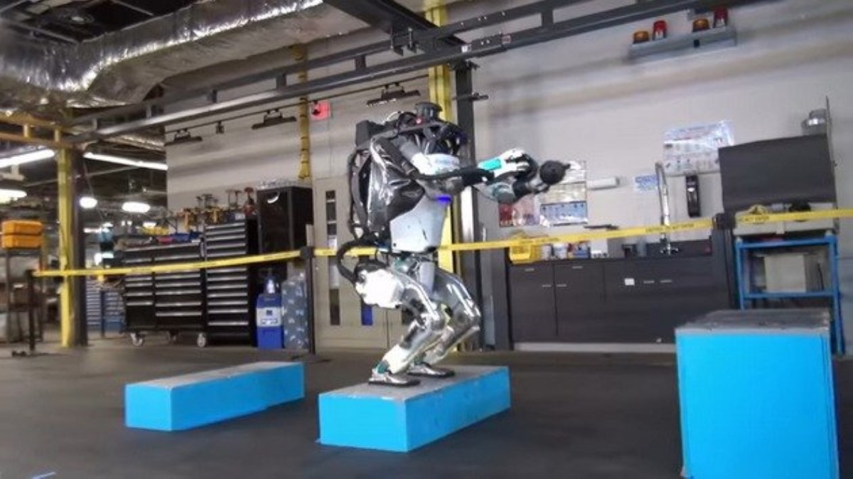 Восстание машин близко: сеть испугало видео с двуногим роботом