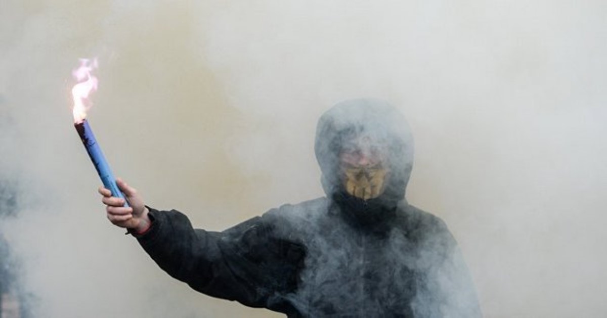 В Одессе взрывы, крики и газ: первые кадры штурма
