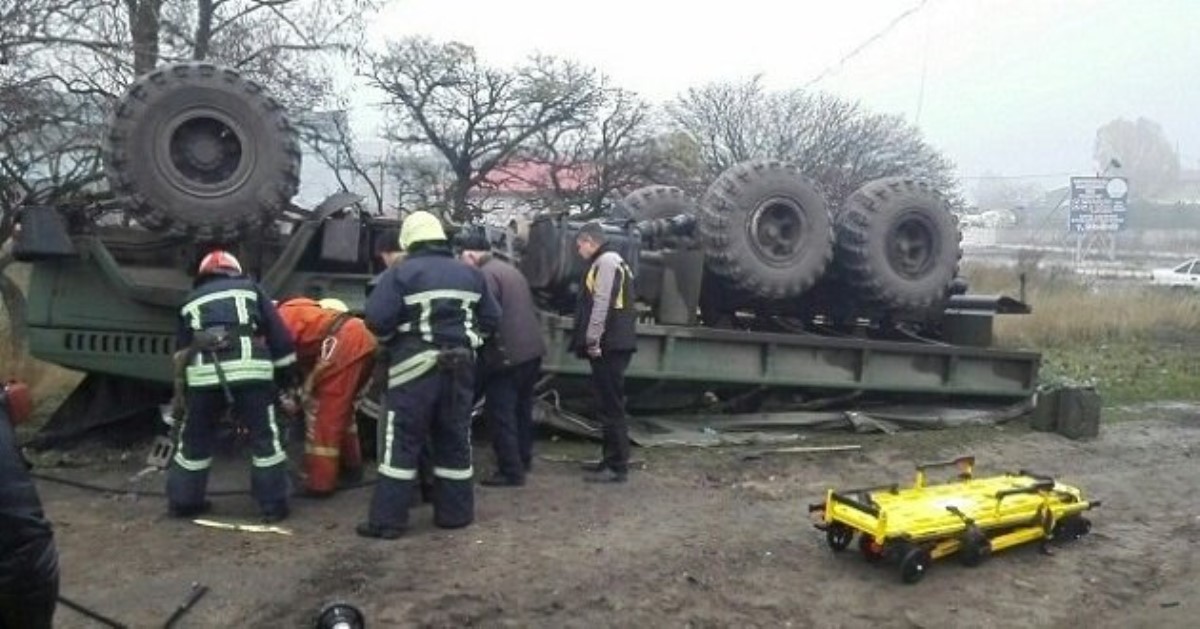 В Запорожье перевернулось авто с военными, есть погибший