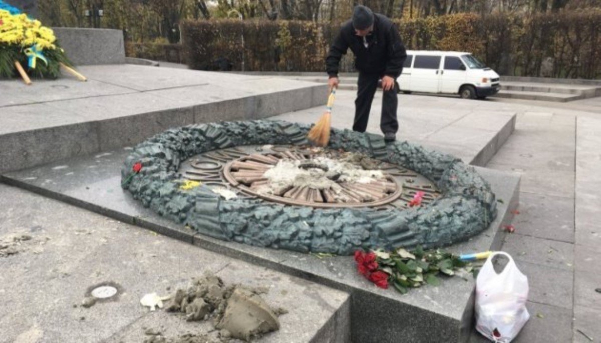 Вечный огонь в парке Славы в центре Киева повторно залили цементом