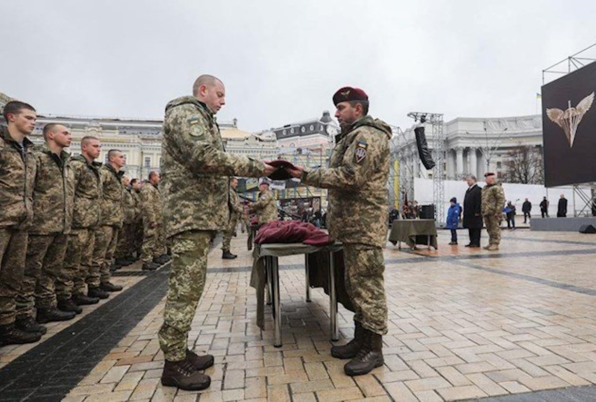 Порошенко: Украинские десантники будут носить береты "цвета крови"