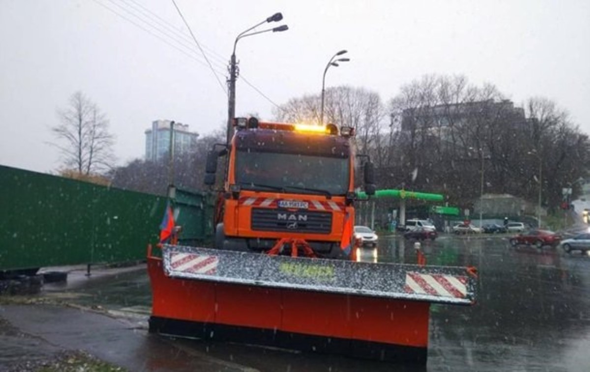 В Киеве из-за снегопада на дороги выехала спецтехника