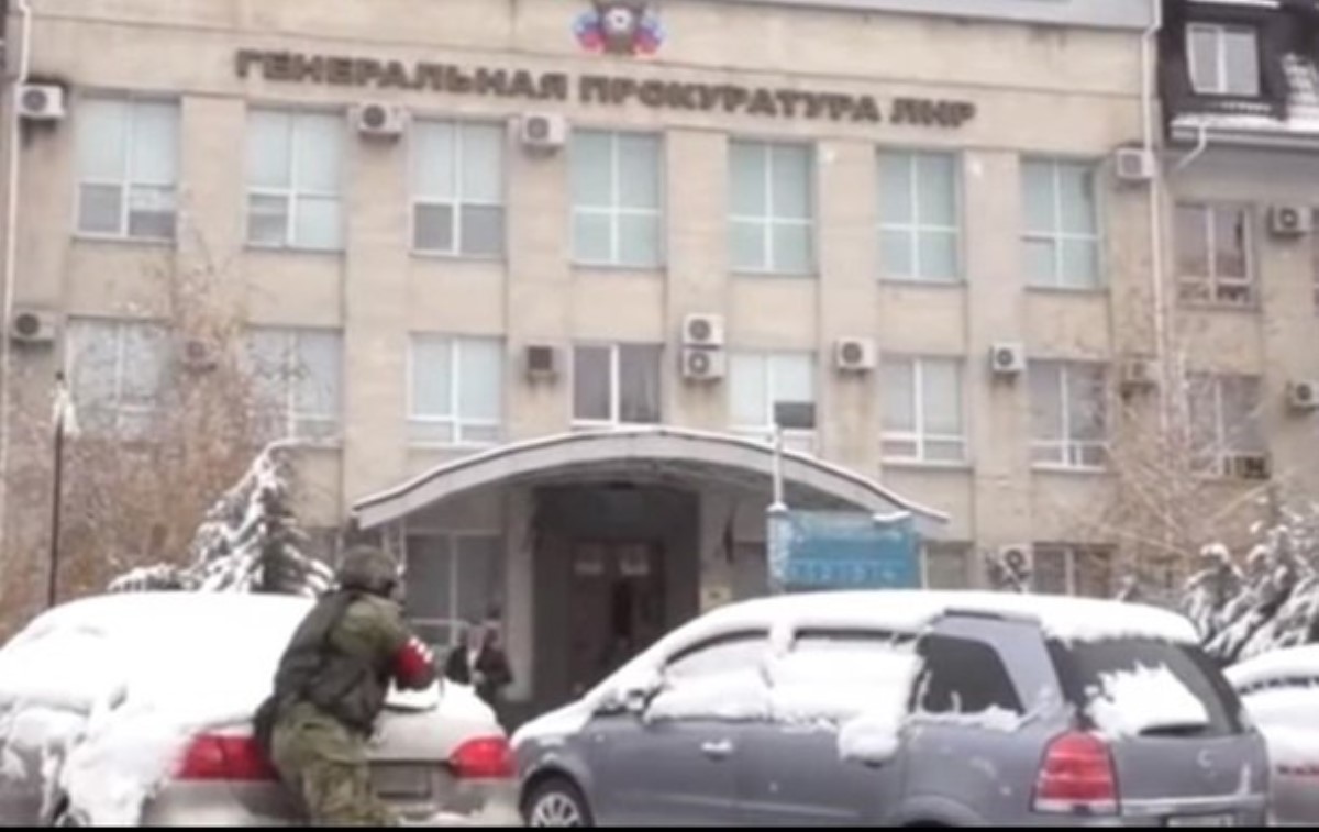 В сети появилось видео захвата "Генпрокуратуры ЛНР"