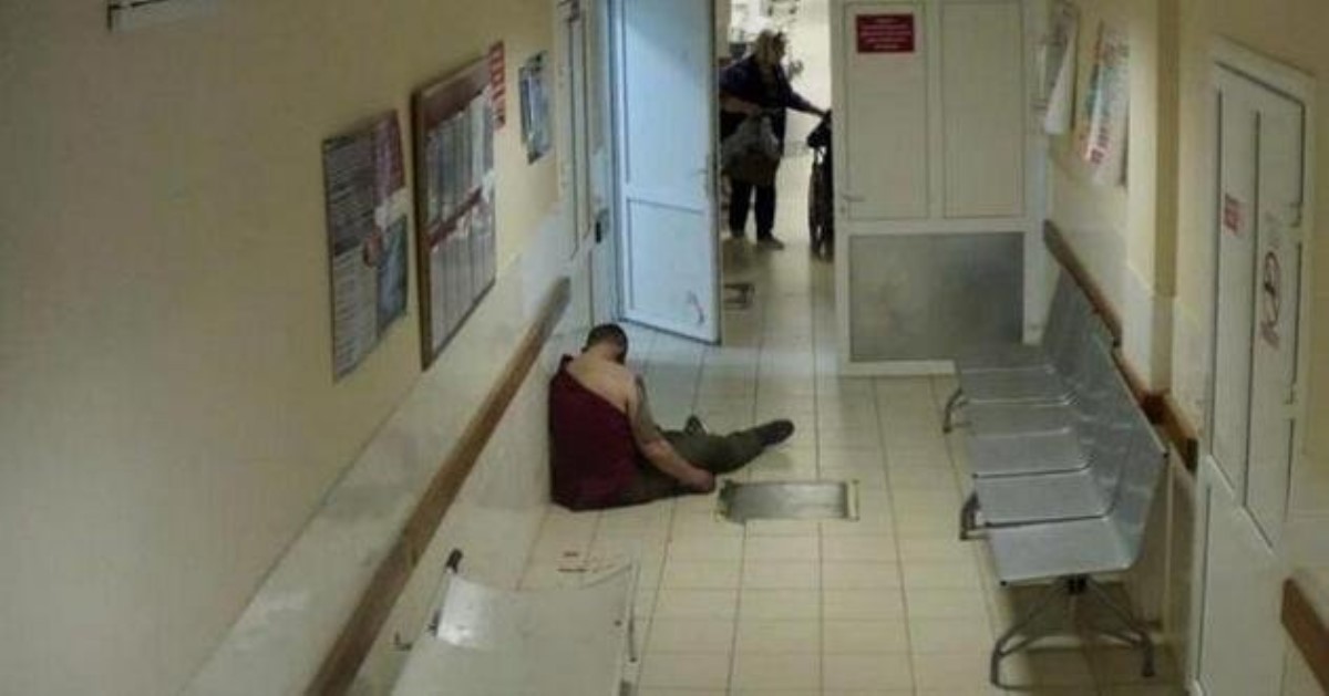 Окровавленный пациент в течение получаса умирал на полу коридора клиники