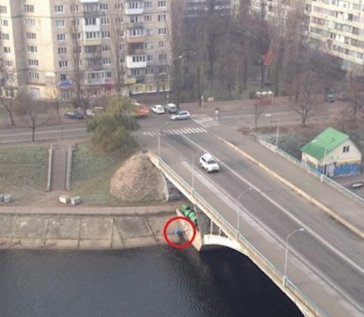 В Киеве на мосту повесился человек
