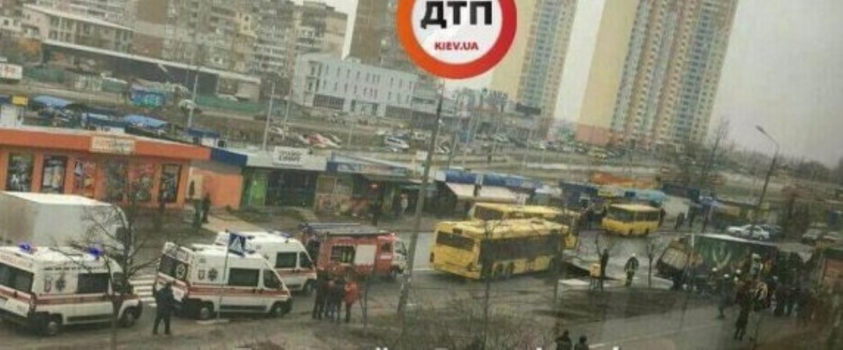 В Киеве автобус с пассажирами на полном ходу протаранил фуру