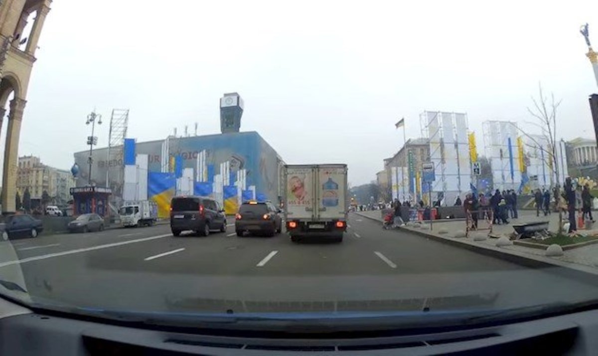 И мозги на асфальте: сеть шокировала "яжемать" с коляской в центре Киева
