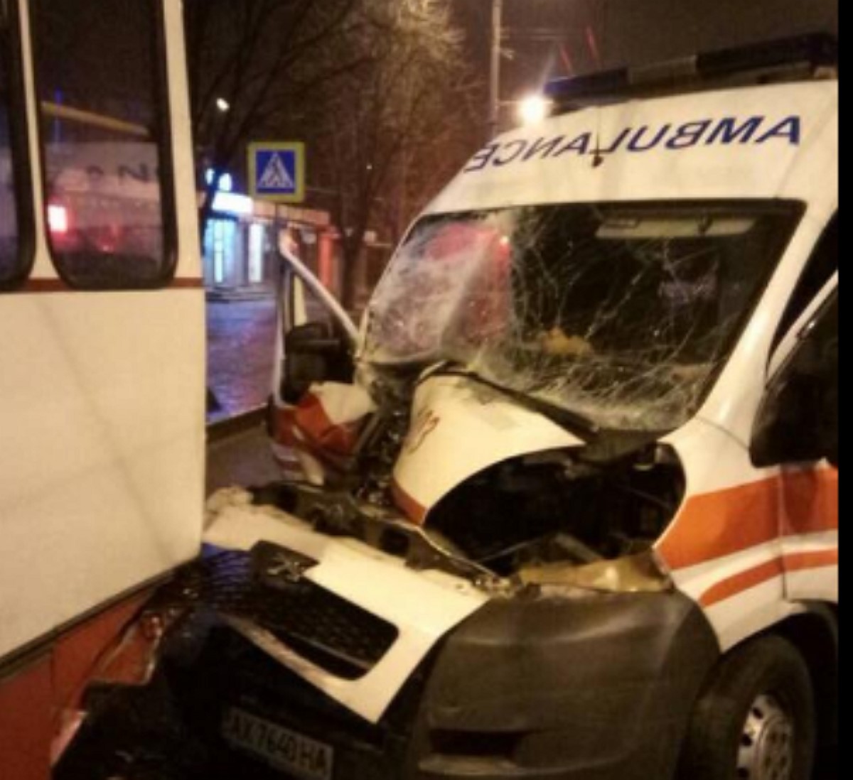 В Харькове машина скорой протаранила троллейбус