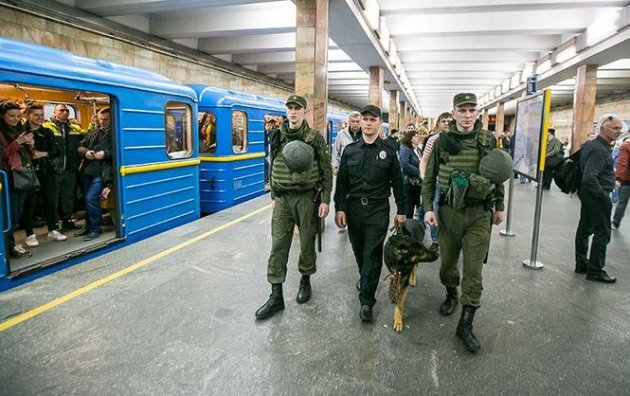 Проверка документов и досмотр вещей. В Киеве полиция перешла на усиленный режим службы
