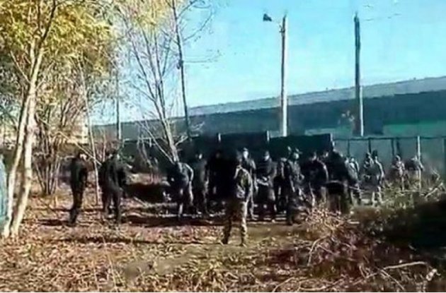 В Одессе начали демонтировать забор воинской части после скандала с захватом