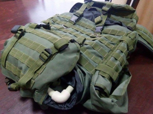 "Как такое можно слать на войну?" В сети показали надежность и качество рюкзаков Авакова