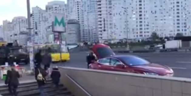 В Киеве дедушка на Tesla продавал мед возле метро
