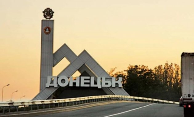 Старинное здание в Донецке превратили в помойку